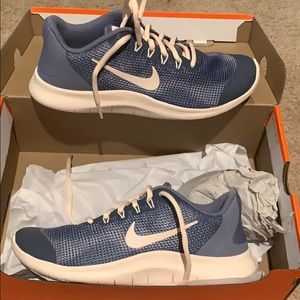 Nike flex run tennis shoes  6Y
